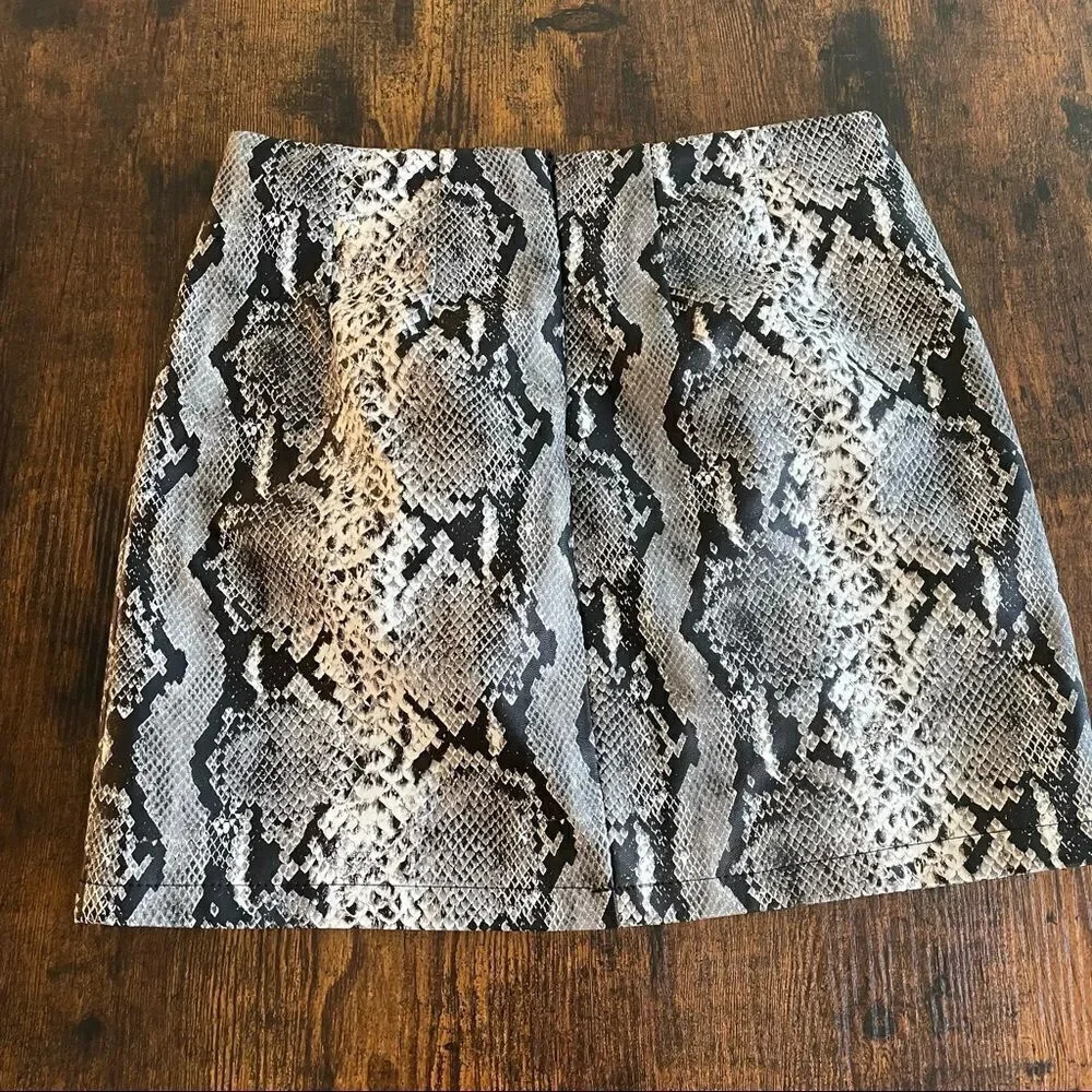 F21 nwt faux snake skin print mini skirt - Picture 15 of 15